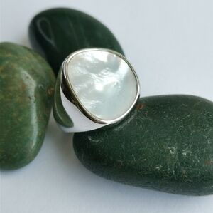Mother of pearl Modernist ring signet style Size 9 🆕